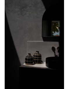 De Whoopy Vaas - Zwart Naturel - S se traduit en français par "Le vase Whoopy - Noir Naturel - S". 2