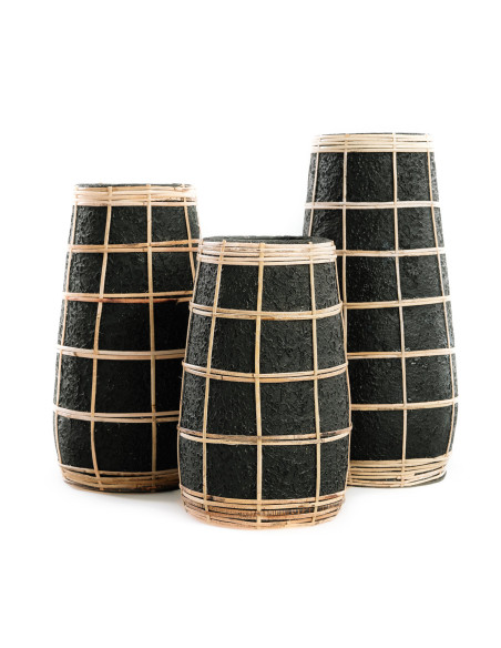 De Cutie Vaas - Zwart Naturel - M se traduit en français par Vase De Cutie - Noir Naturel - M. De Cutie Vaas - Zwart Naturel - M se traduit en français par Vase De Cutie - Noir Naturel - M.